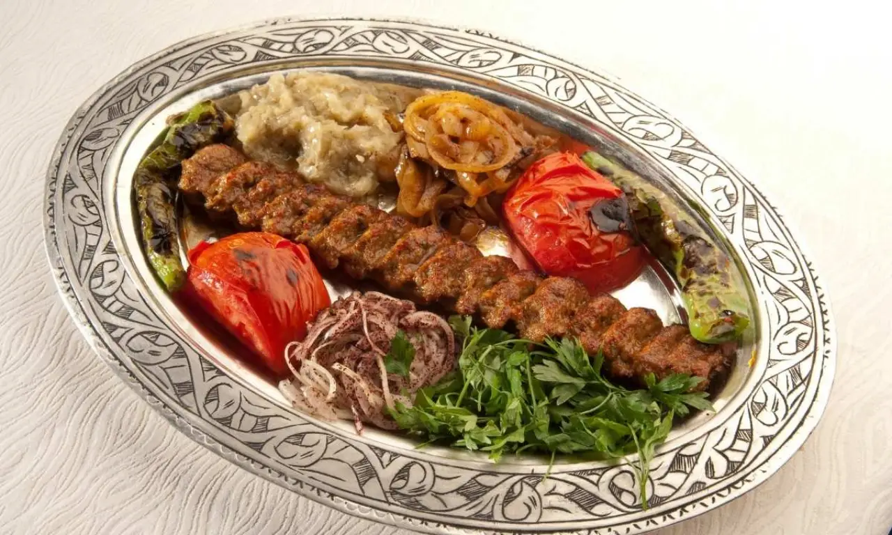 gercek-adana-kebabi-nasil-anlasilir-iste-lezzetin-sirri-2akdenizgerceks.webp