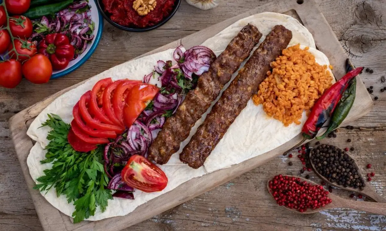 gercek-adana-kebabi-nasil-anlasilir-iste-lezzetin-sirri-3akdenizgerceks.webp