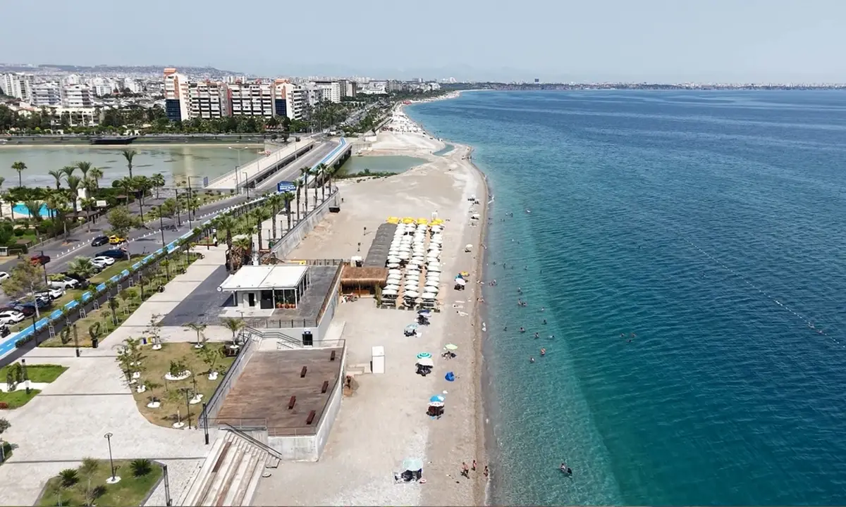 golgelikler-kaldirildi-konyaalti-sahili-halka-acildi-2.webp