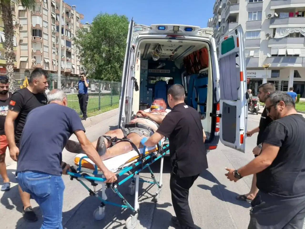 kumlucada-otomobil-ve-motosiklet-carpisti-surucu-hastaneye-kaldirildi.webp