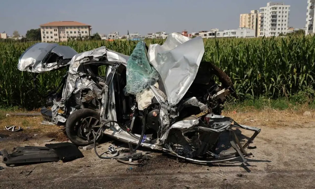 akdenizgercekadanada-tanker-otomobile-carpti-kacmaya-calisan-kamyon-devrildi2.webp