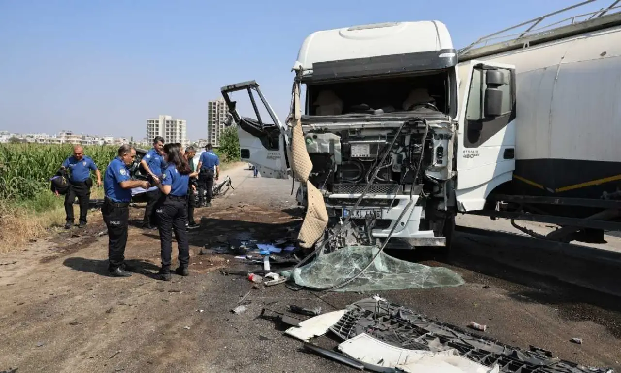 akdenizgercekadanada-tanker-otomobile-carpti-kacmaya-calisan-kamyon-devrildi3.webp