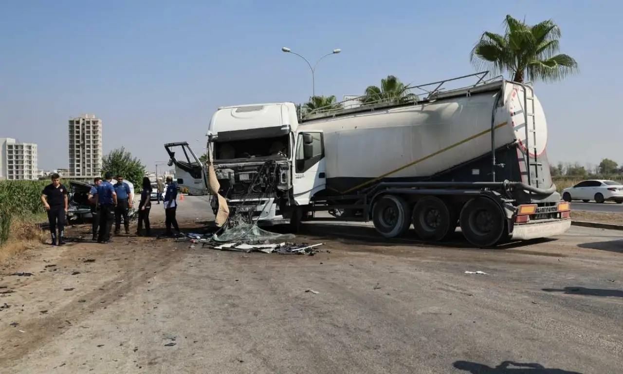 akdenizgercekadanada-tanker-otomobile-carpti-kacmaya-calisan-kamyon-devrildi4-001.webp