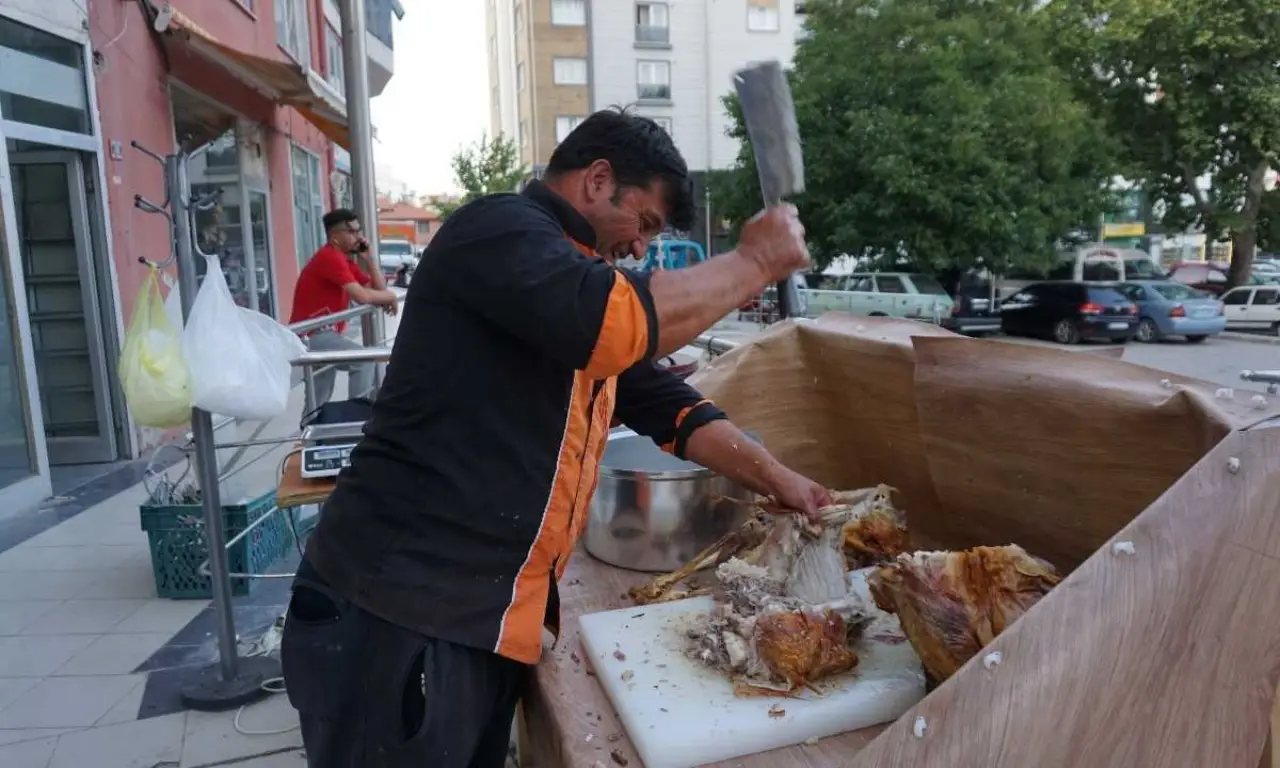 akdenizgercekburdurda-100-yillik-kuyu-kebabinin-kilosu-1300-tl2.webp