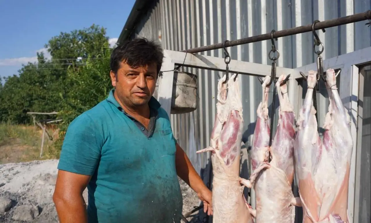 akdenizgercekburdurda-100-yillik-kuyu-kebabinin-kilosu-1300-tl5.webp