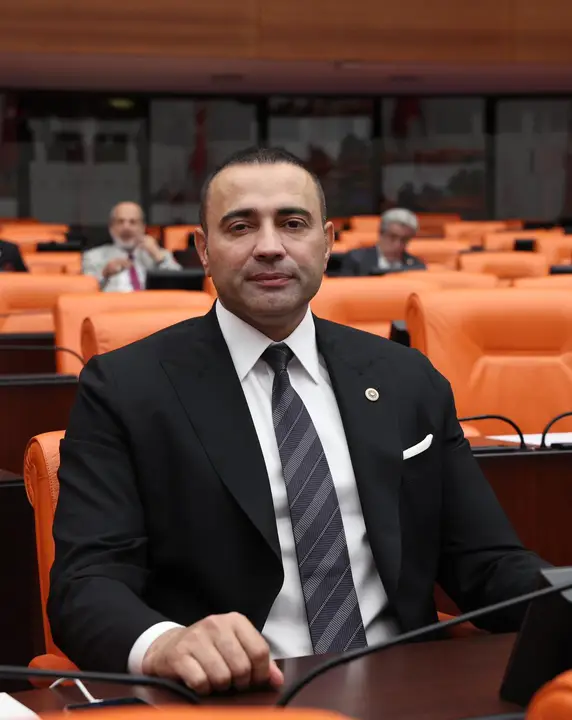 antalyada-milyonlarca-turiste-danisma-ofisiyle-hizmet-vekilden-bakan-ersoya-4-soru-aykut-kaya.webp