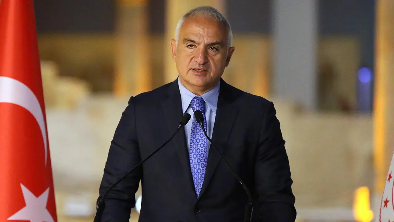 antalyada-milyonlarca-turiste-danisma-ofisiyle-hizmet-vekilden-bakan-ersoya-4-soru-mehmet-nuri-ersoy.webp
