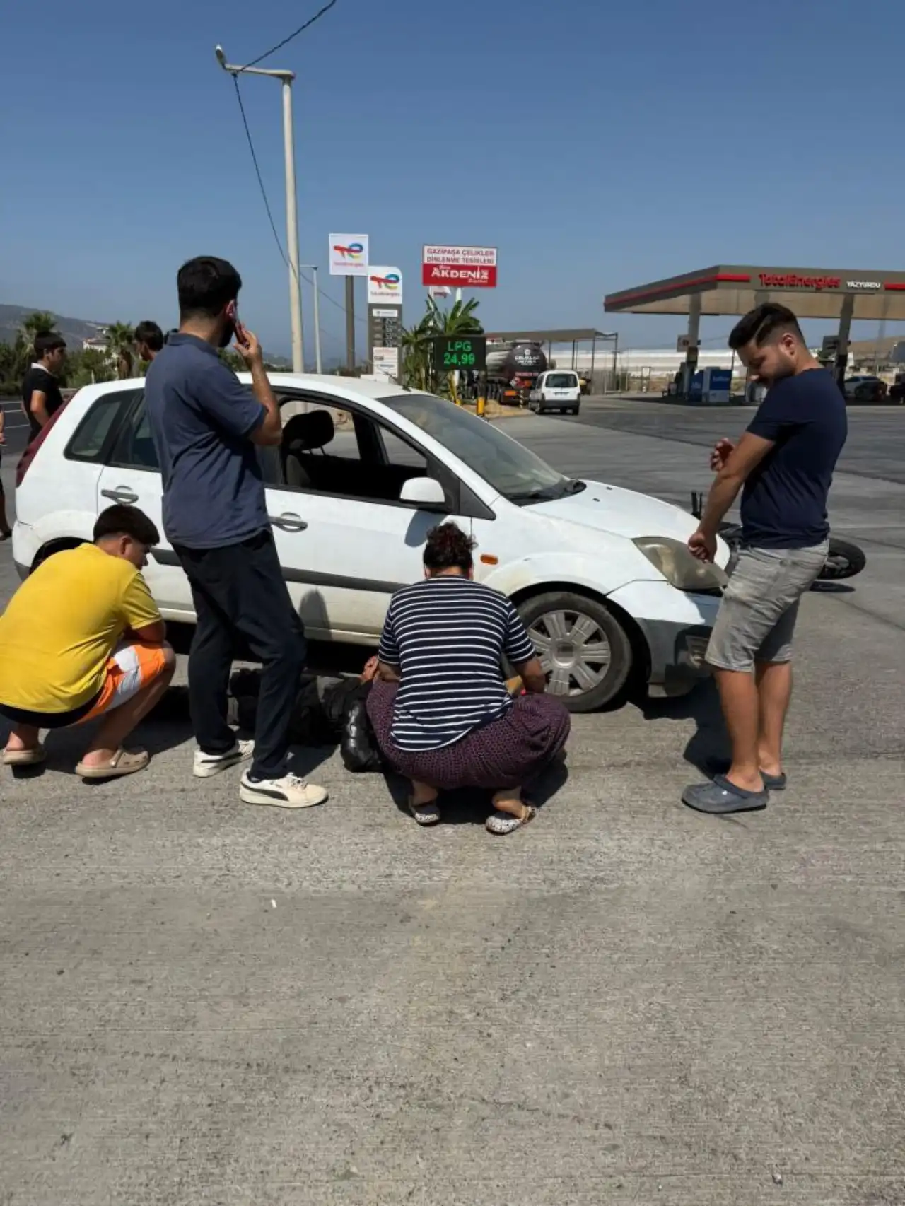 gazipasada-otomobil-ile-motosiklet-carpisti-motosikletli-metrelerce-suruklendi-4.webp
