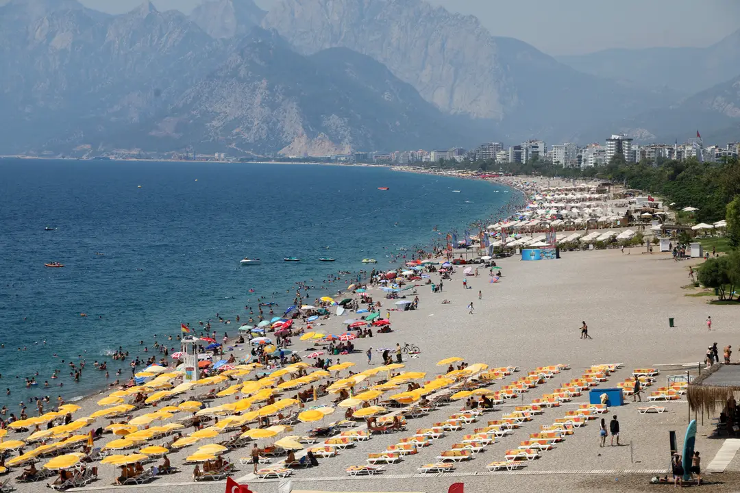 sahillerde-alarm-antalyada-denize-girenlerde-saglik-sikayetleri-cogaldi-2.webp