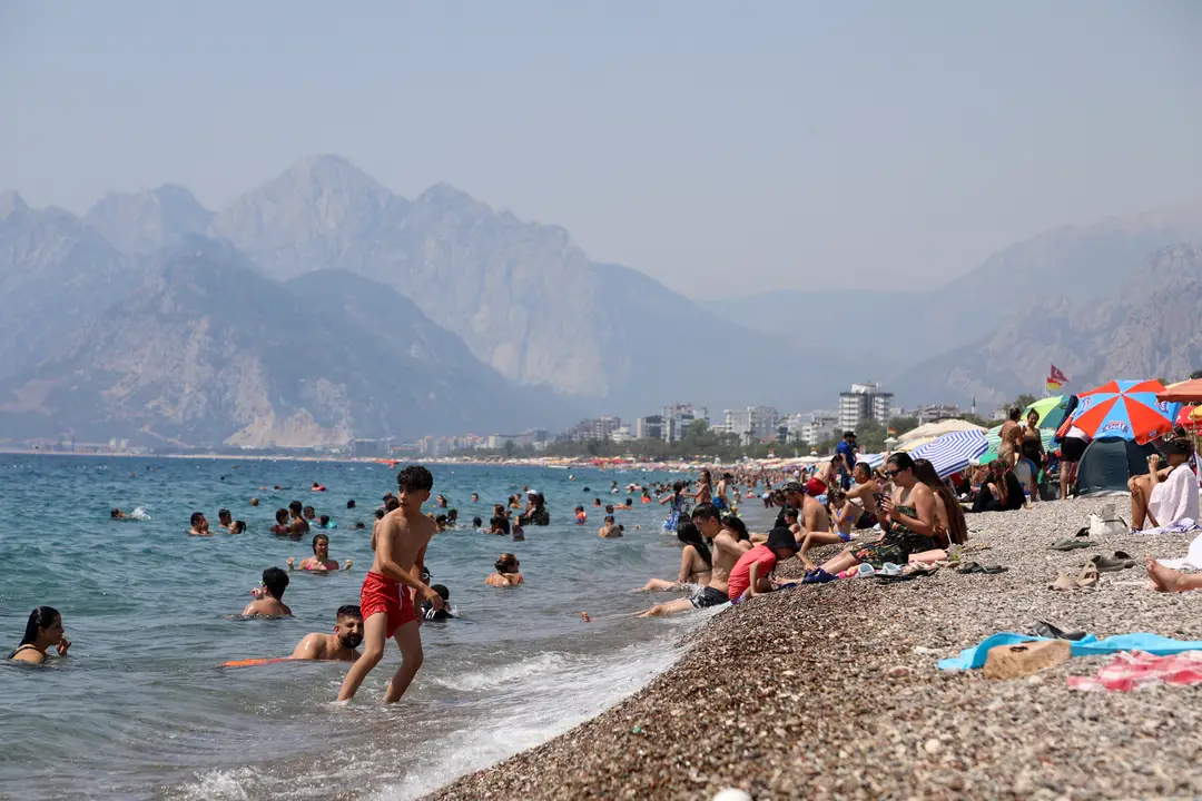 sahillerde-alarm-antalyada-denize-girenlerde-saglik-sikayetleri-cogaldi-3.webp