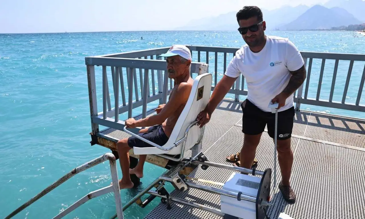 akdenizgercekantalyanin-engelsiz-plajlari-ziyaretci-rekoru-kiriyor3.webp