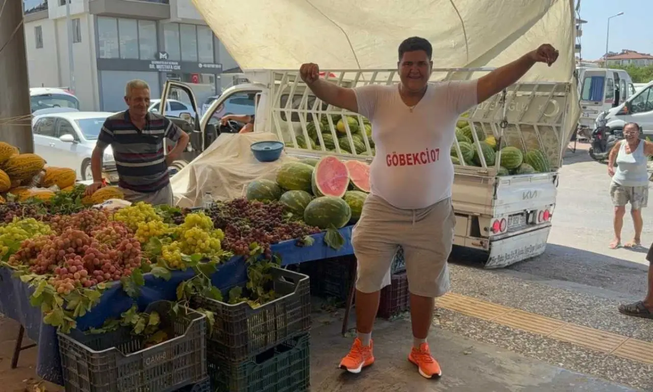 akdenizgercekmanavgatta-gobek-atarak-karpuz-satinca-sosyal-medyanin-yildizi-oldu3.webp