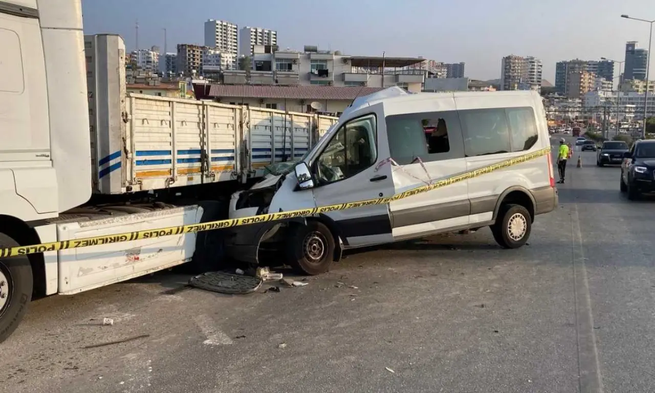 akdenizgercekmersinde-uyuyakalan-surucunun-minibusu-park-halindeki-tira-carpti4.webp