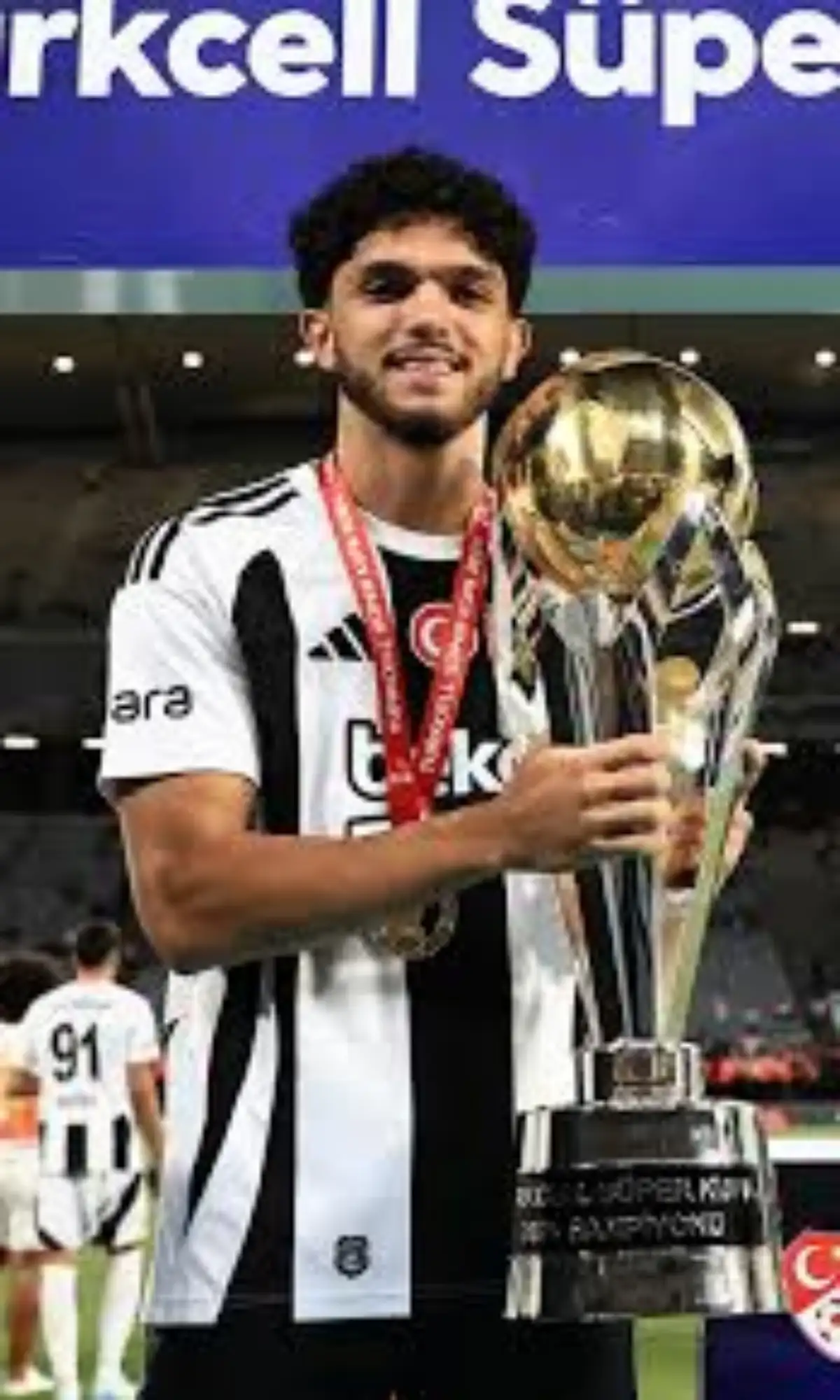 serik-sporun-yeni-sol-beki-besiktastanserkan-emrecan-terzi-1.webp