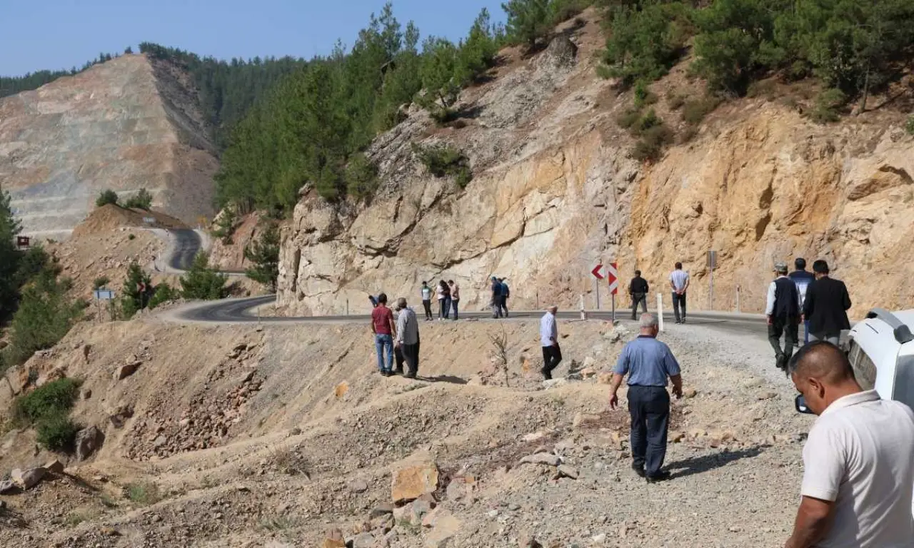 akdenizgercekadanada-yarim-asra-yakindir-bitmeyen-yol-5-kisiye-mezar-oldu2.webp