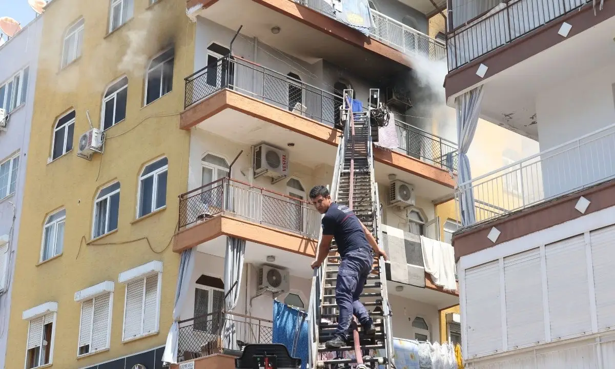 antalya-guvenlikte-daire-alev-aldi-pencereler-patladi-2.webp
