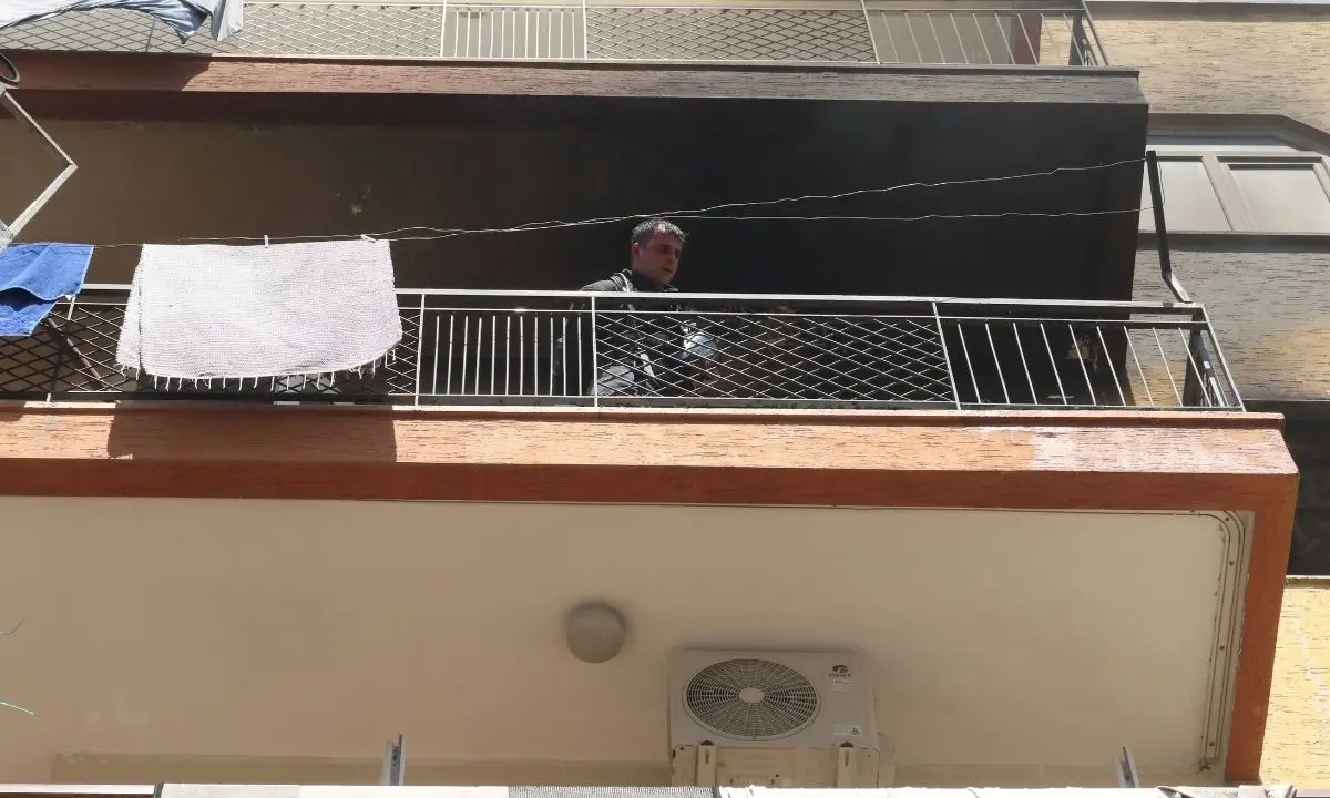 antalya-guvenlikte-daire-alev-aldi-pencereler-patladi-3.webp