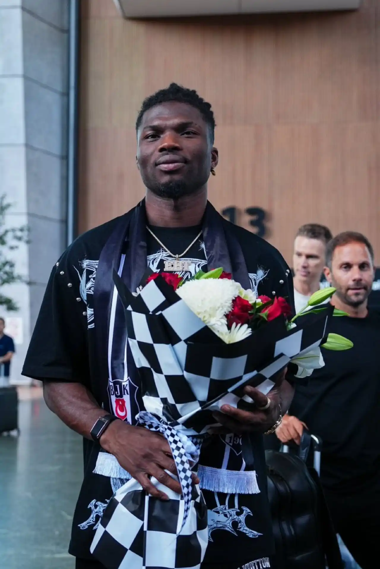 besiktasin-yeni-golcusu-el-bilal-toure-istanbula-geldi-2.webp