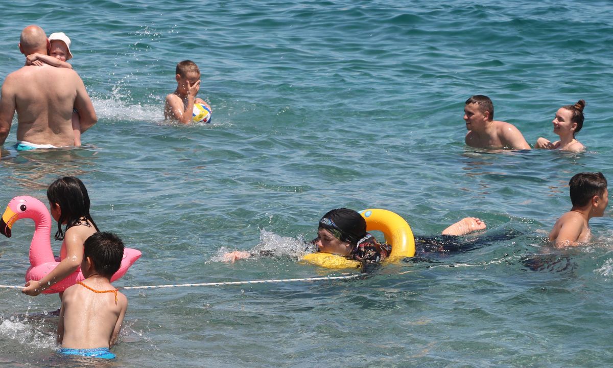 Antalya'da Denize Girenin Cilt Rengi Değişiyor! Riskleri Bir Bir Sıraladı
