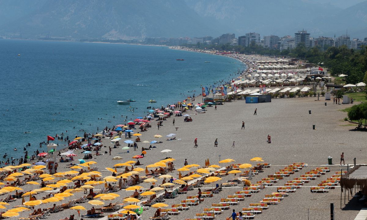 Antalya'da yaz sezonu mevsim normallerinin üzerinde sıcaklıklarla geçiyor. Akdeniz Üniversitesi Tıp Fakültesi Dermatoloji Anabilim Dalı Öğretim Üyesi Prof. Dr. Ayşe Akman, nemle birleşen aşırı sıcakların zor zamanlar yaşattığı kentte güneş ışınlarının prizma etkisine dikkat çekti.