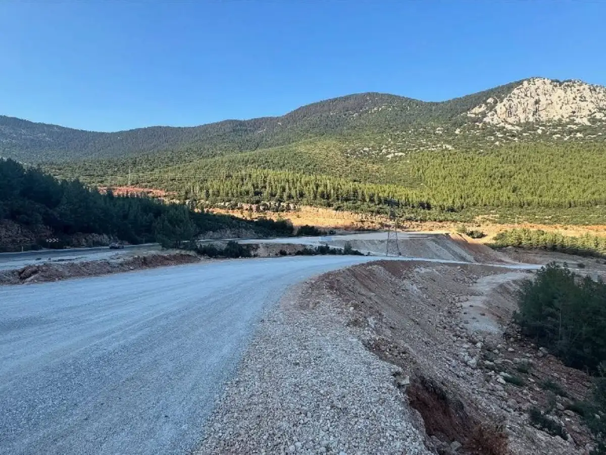 akdenizgercekmilyarlik-elmali-finike-yolunda-sarampol-kazasi-1.webp