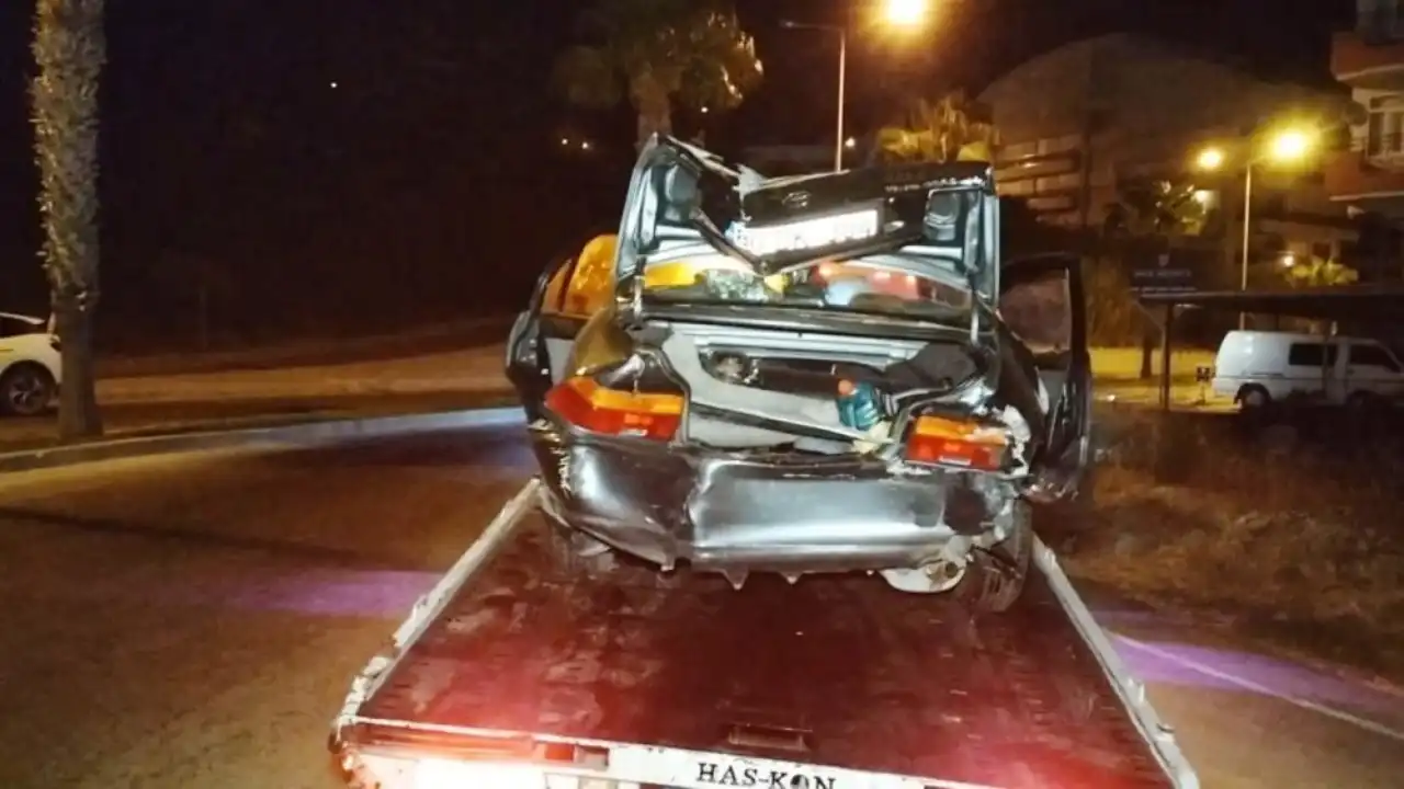 alanyada-ticari-arac-otomobile-carptiktan-sonra-kanala-uctu-2.webp