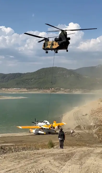 burdurda-dusen-amfibi-ucak-askeri-helikopterle-antalyaya-getirildi-1.webp