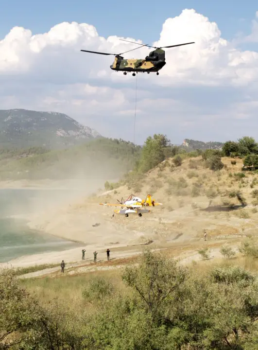 burdurda-dusen-amfibi-ucak-askeri-helikopterle-antalyaya-getirildi-3.webp