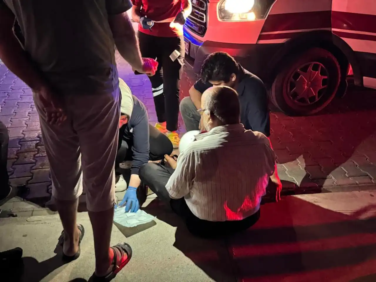 gazipasada-otomobil-ile-motosiklet-carpisti-yarali-surucu-ambulansa-binmeyi-reddetti-2.webp