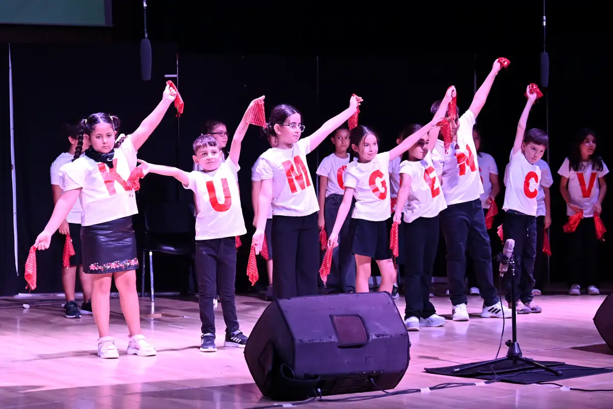 akdenizgercekzafer-haftasinda-kumlucali-genclerden-unutulmaz-performans-10.webp