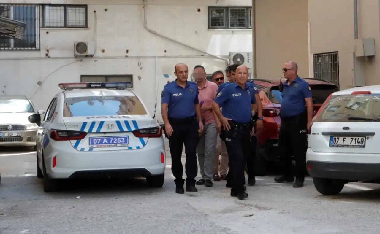 antalyada-bosanmak-istemeyen-es-balkona-cikarak-intihara-kalkisti-3.webp