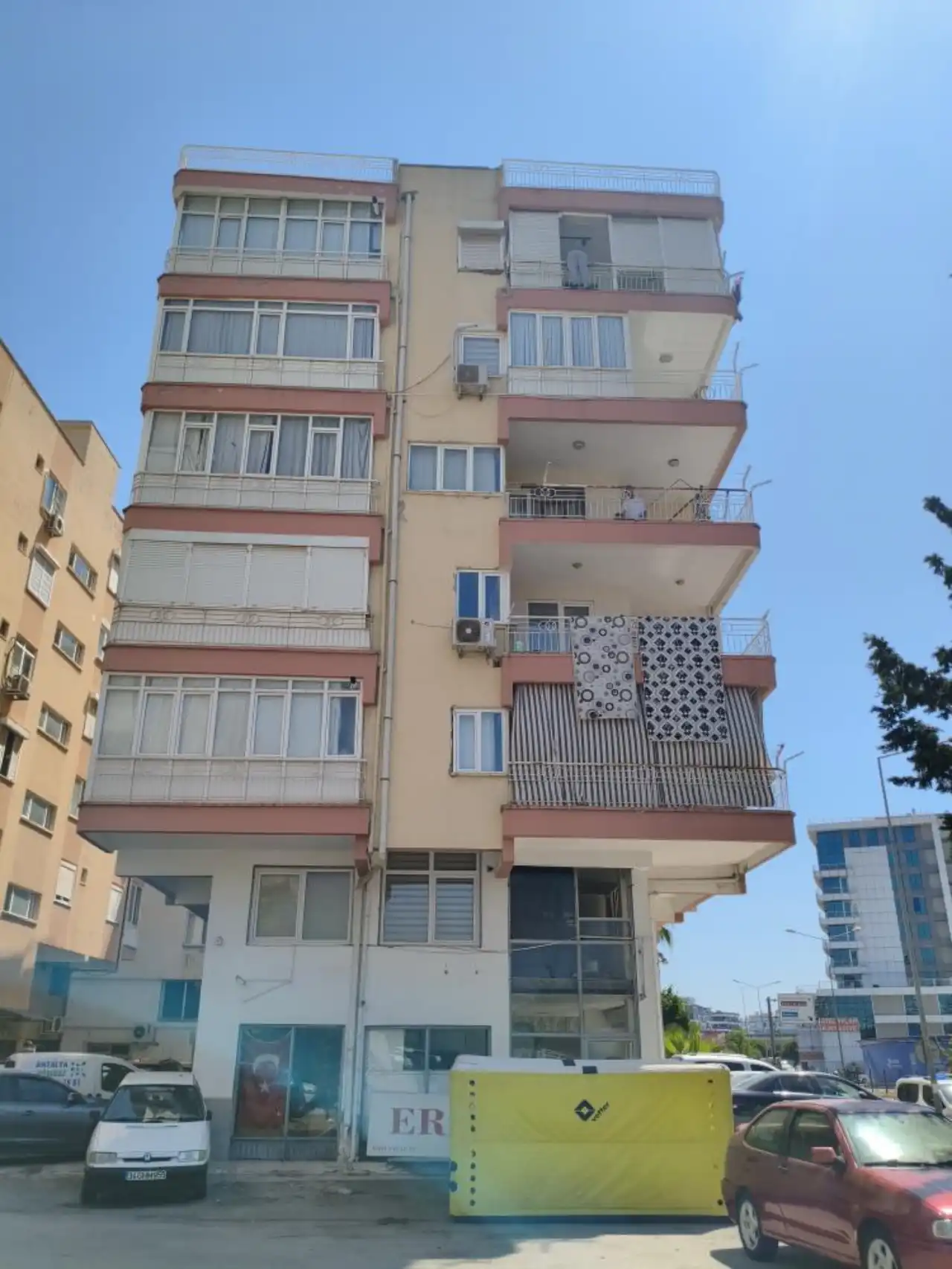 antalyada-bosanmak-istemeyen-es-balkona-cikarak-intihara-kalkisti.webp