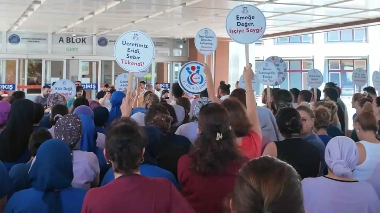 akdenizgercekantalyada-saglik-emekcileri-rektorluge-yurudu-2.webp