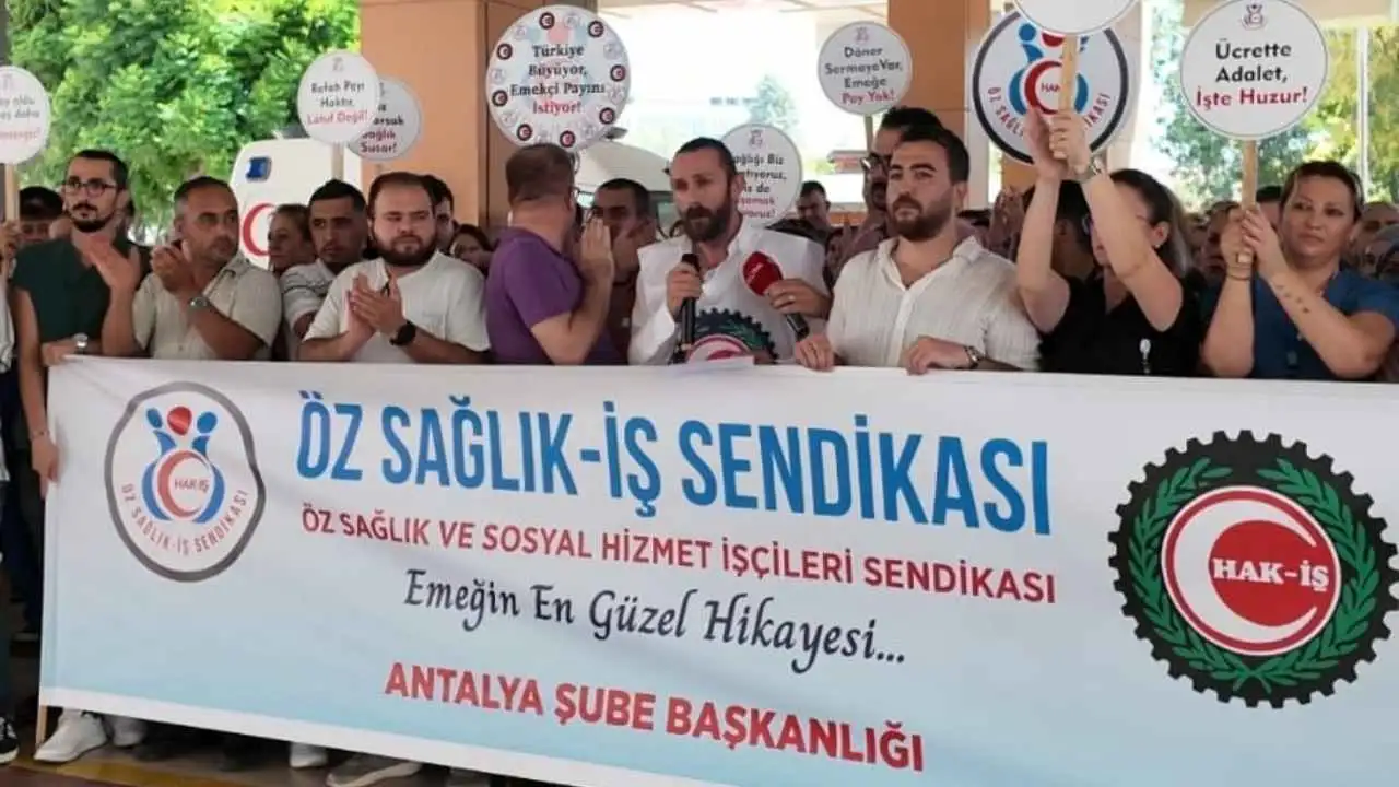 akdenizgercekantalyada-saglik-emekcileri-rektorluge-yurudu-3.webp