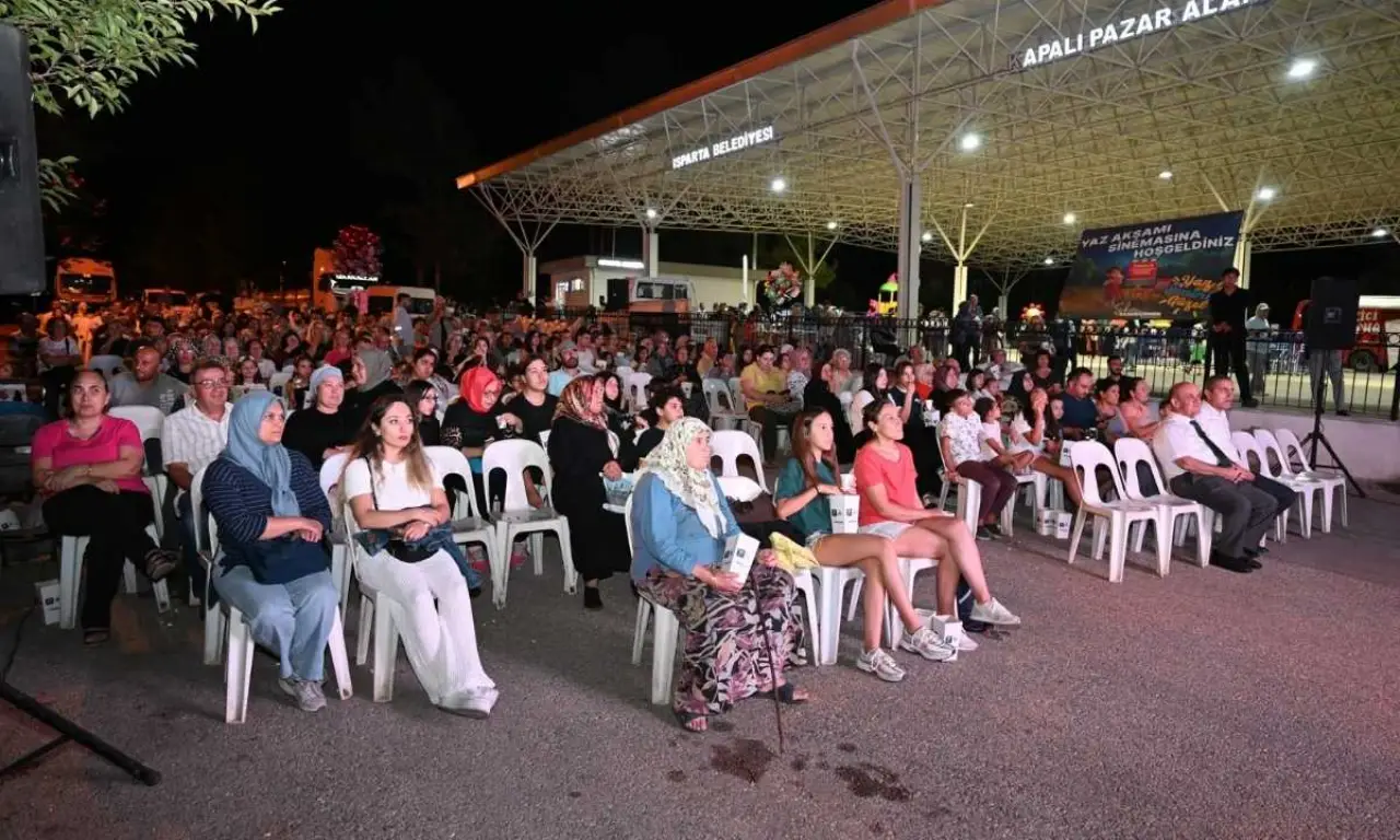 akdenizgercekispartada-acik-hava-sinemasi-keyfi-vatandaslari-mest-etti3.webp
