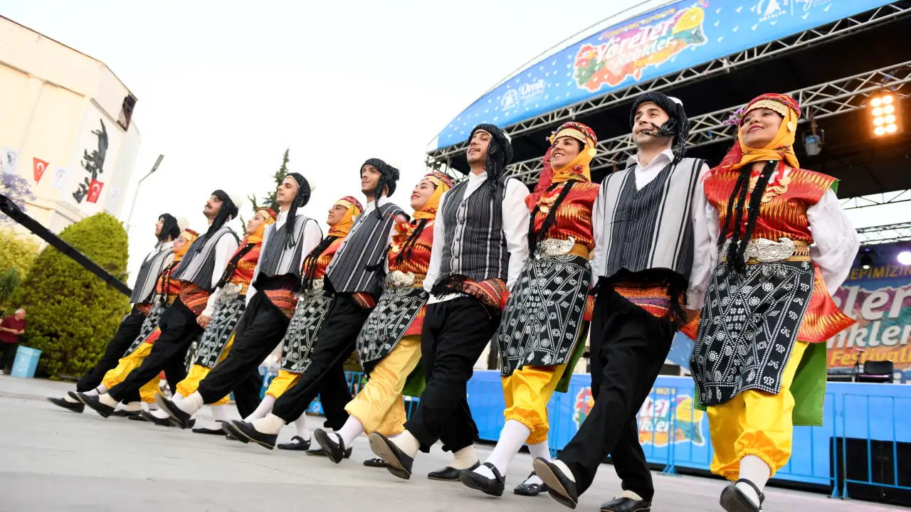 antalyada-o-tarihte-toplu-ulasim-ucretsiz-oldusabahat-akkiraz-antalyada-muzik-ziyafeti-sunacak-1.webp