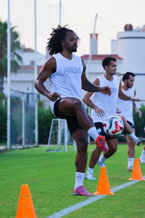 gecen-hafta-farkli-maglup-olan-serik-spor-bodrum-fk-maci-icin-hazir-2.webp