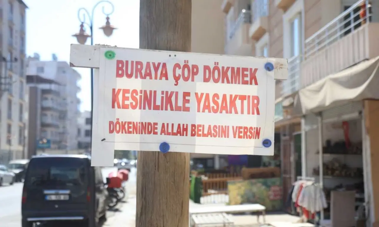 akdenizgercekhatayda-esnafin-astigi-tabela-cop-sorununu-bitirdi2.webp