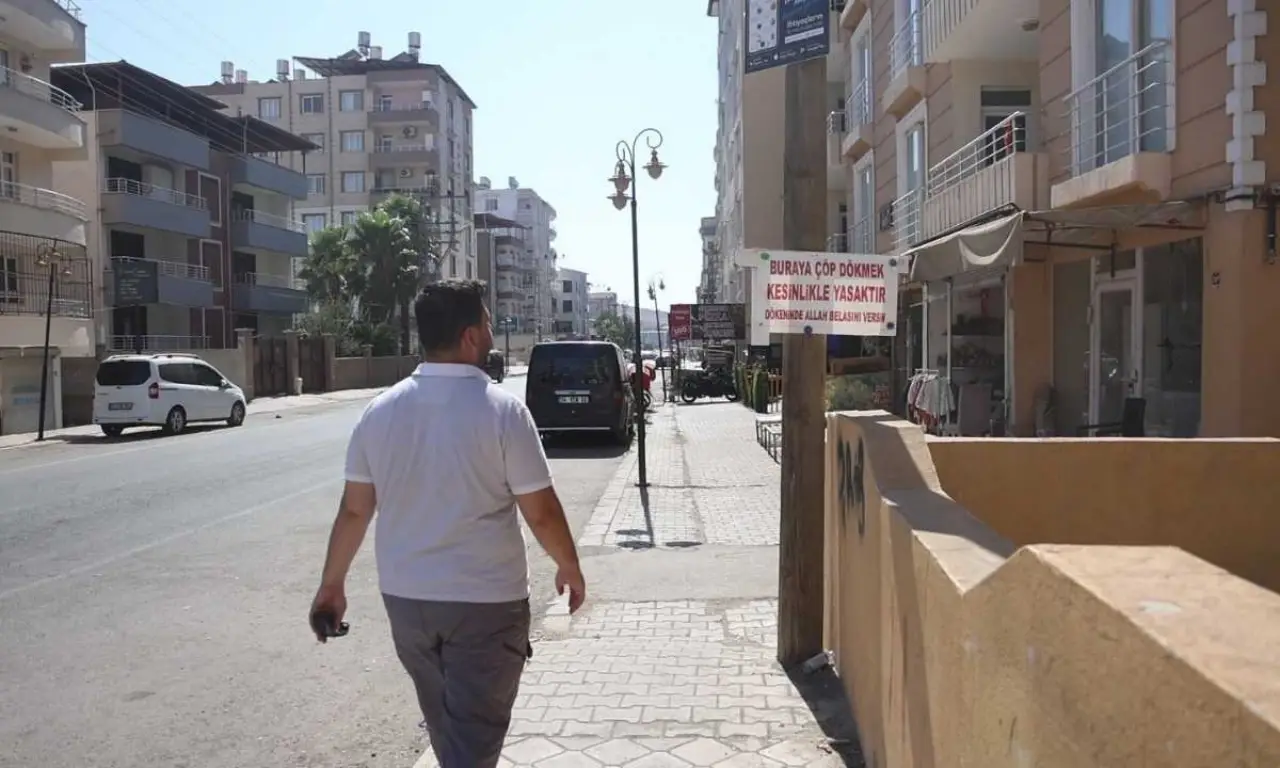 akdenizgercekhatayda-esnafin-astigi-tabela-cop-sorununu-bitirdi3.webp