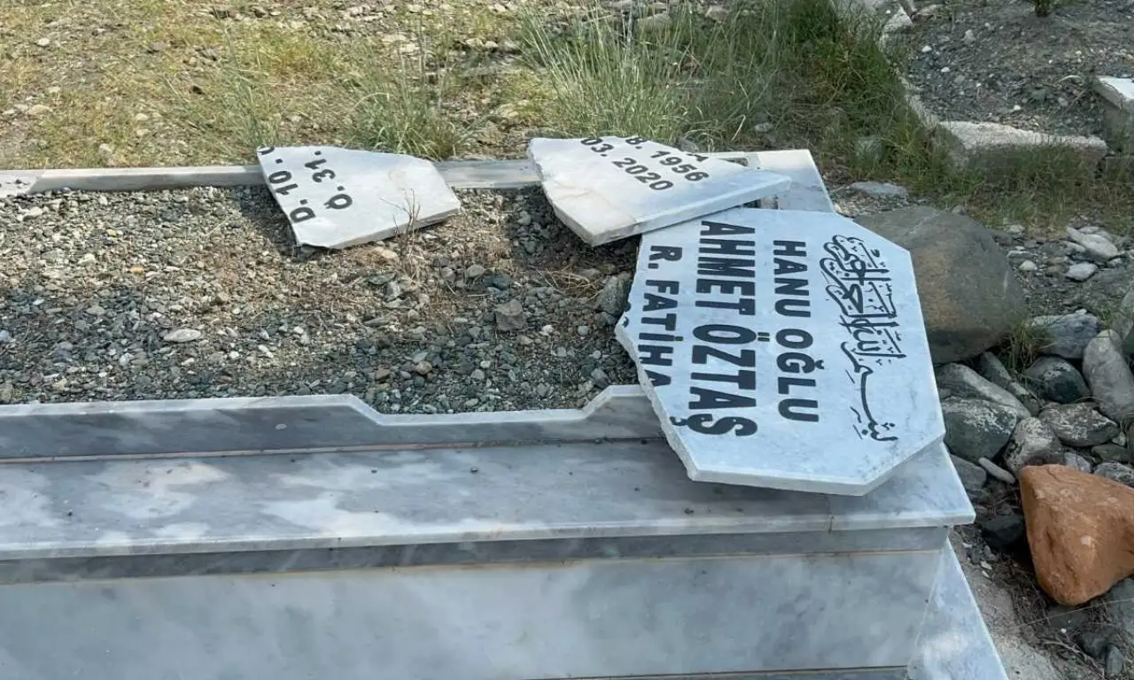 akdenizgercekhatayda-mezar-taslarina-saldirilmisti2.webp