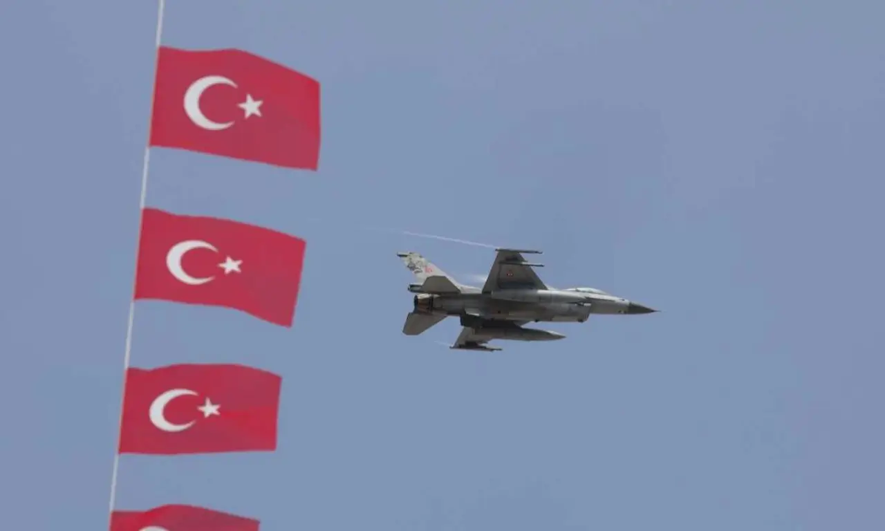 akdenizgercekmersinde-zafer-bayrami-coskusu-f-16-gosterisiyle-taclandi3.webp