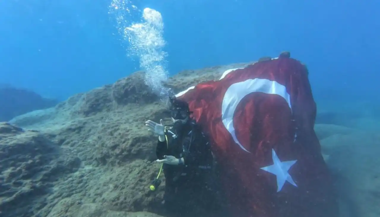 gazipasada-30-agustos-coskusu-deniz-altinda-kutlandi-isaret-diliyle-istiklal-marsi-okundu-2.webp