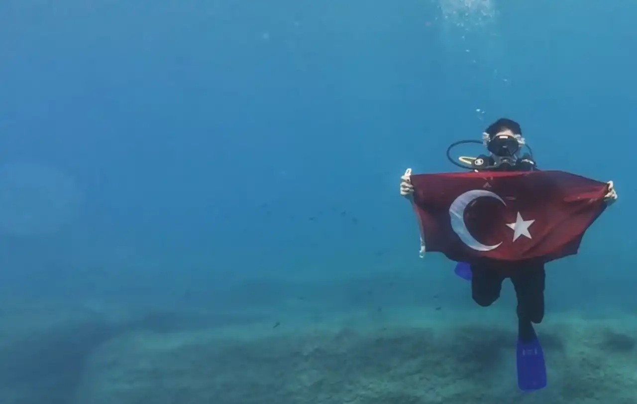 gazipasada-30-agustos-coskusu-deniz-altinda-kutlandi-isaret-diliyle-istiklal-marsi-okundu-4.webp