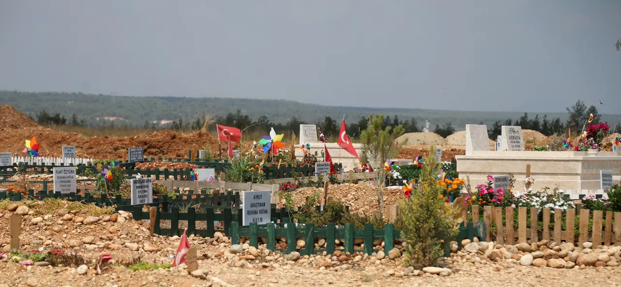 kadin-ve-bebek-mezarlarinda-ruzgar-gulu-antalyadaki-gelenek-huzun-veriyor-2.webp