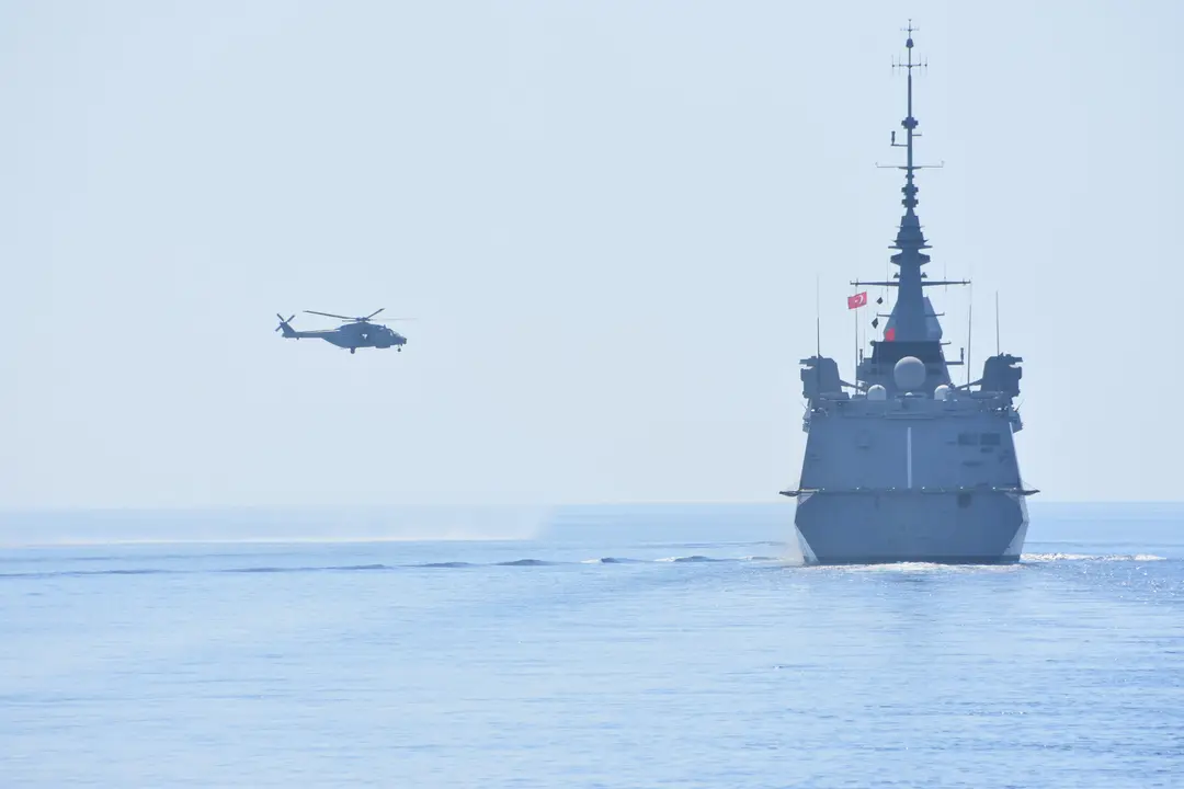 turk-ve-fransiz-savas-gemileri-antalyada-egitimde-2.webp