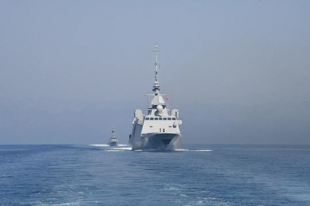 turk-ve-fransiz-savas-gemileri-antalyada-egitimde-3.webp
