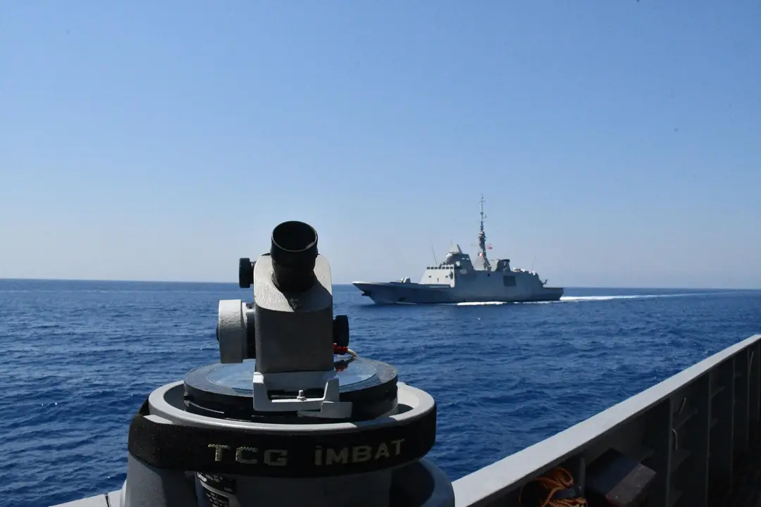 turk-ve-fransiz-savas-gemileri-antalyada-egitimde-4.webp