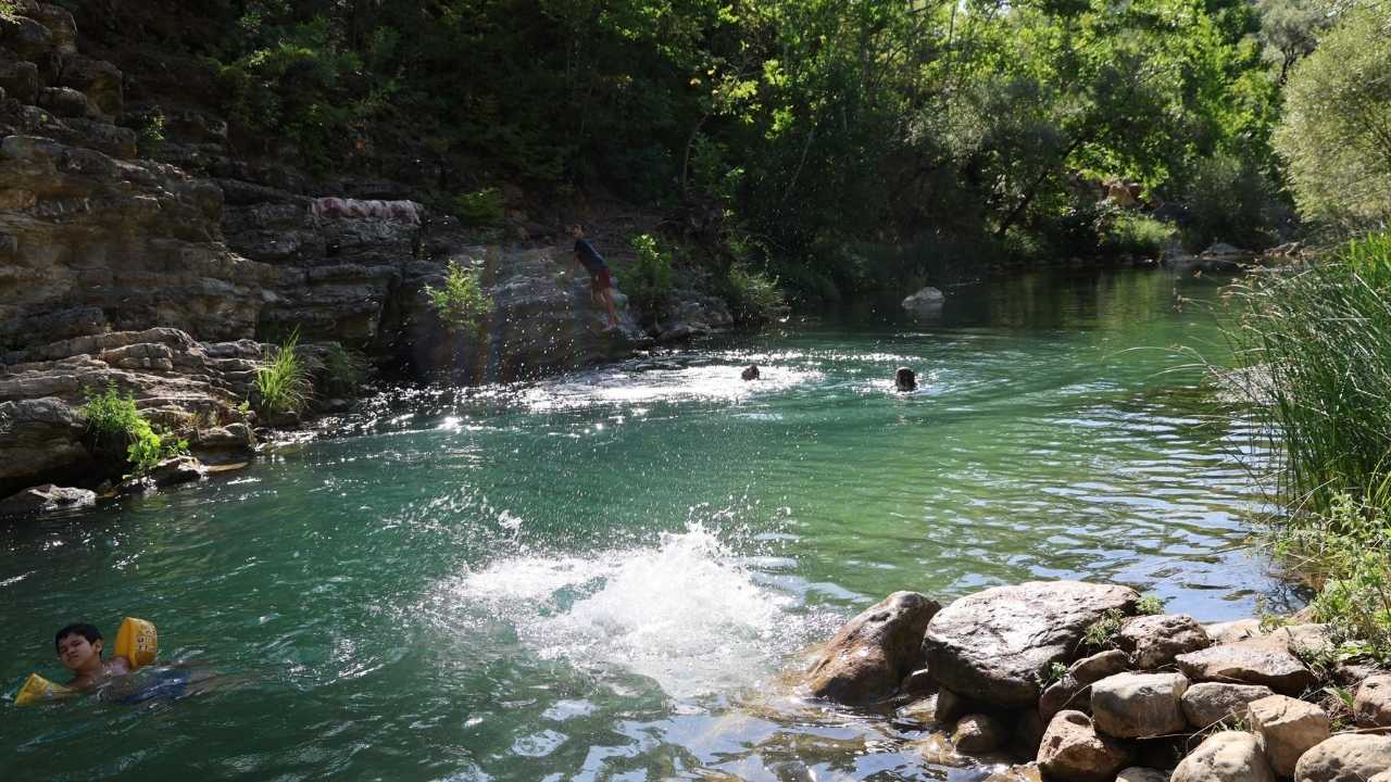 Adana'da Sıcaktan Bunalan Yaylacılar Kaynak Sularına Koştu 2