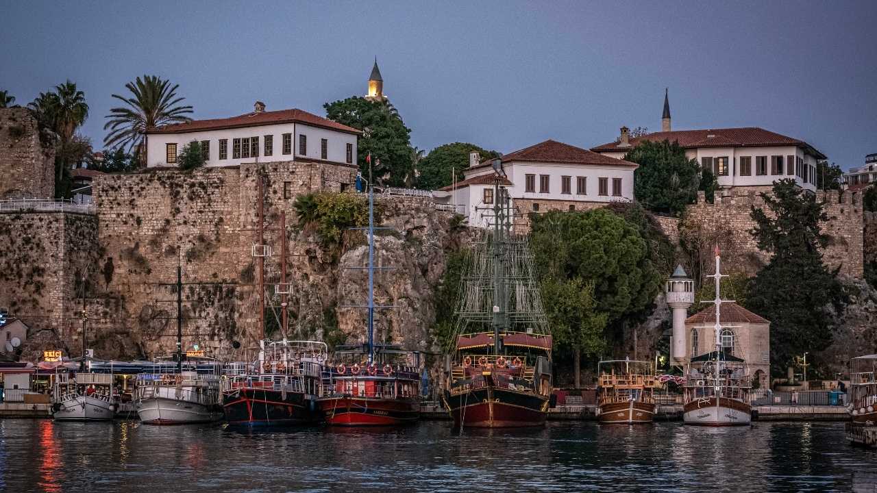 Mor Üzüm’den Al Devesi’ne, Osmanım’dan Dinar Yolu’na kadar en bilinen Antalya türkülerini ve sözlerini keşfetme zamanı.