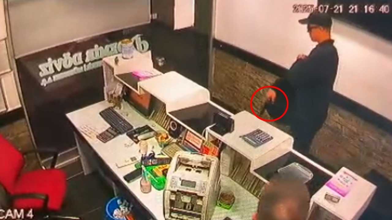 Antalya’da Oyuncak Tabancayla Döviz Bürosuna Girdi! 'Money' Diye Bağırdı 2